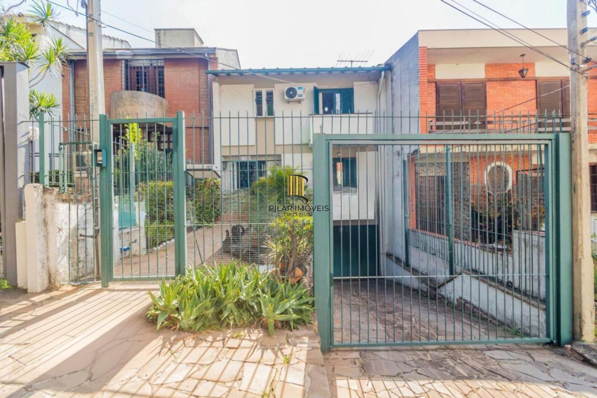 Casa com 255 metros privativos e pátio com piscina no Bairro Higienópolis