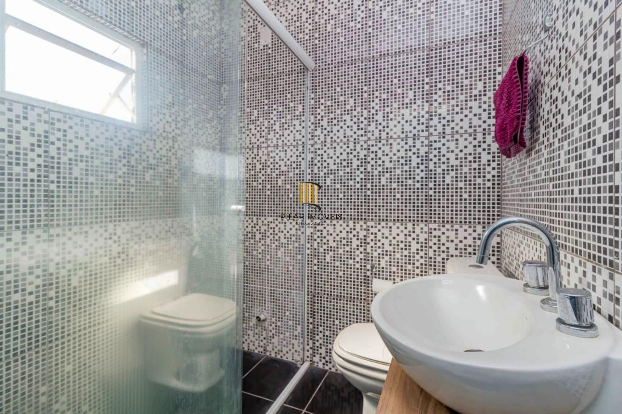 Casa com varanda fechada, 3 quartos, 2 vagas no bairro Farroupilha