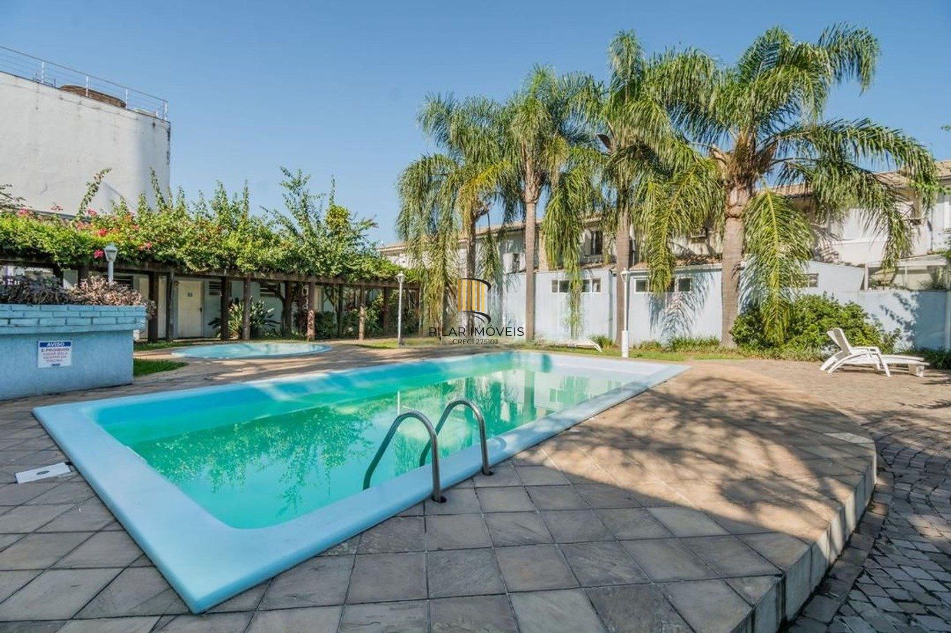 Casa em condomínio com 2 dormitórios e 2 garagem em Branco em Canoas.