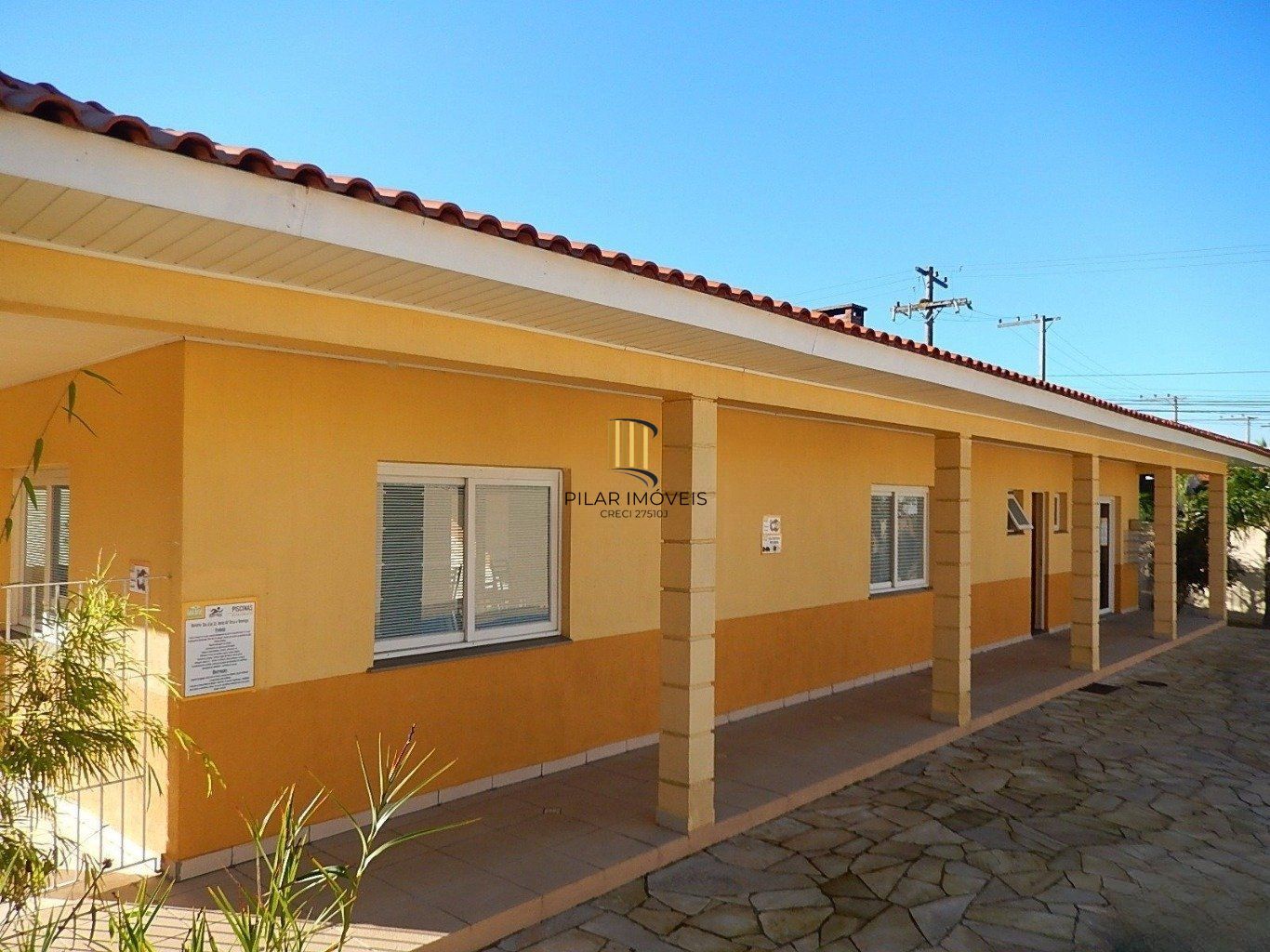 Casa em condomínio com 2 dormitórios, escada e 1 vaga de garagem.