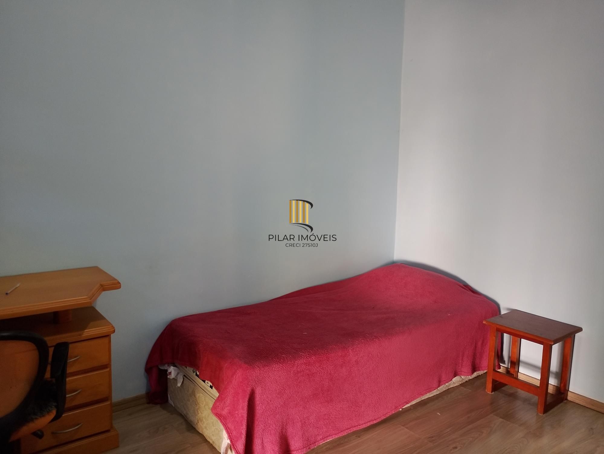 Casa com 3 quartos, 4 vagas de garagem e com pátio no bairro Parque Santa Fé