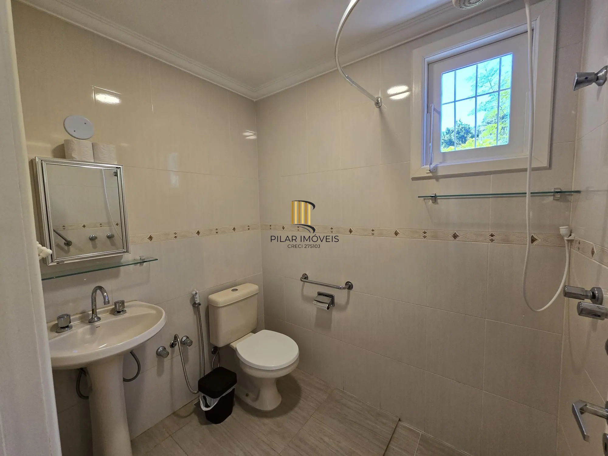 Casa 3 dormitórios, 1 suíte, 4 vagas 210 m² privativos no Belém Novo.