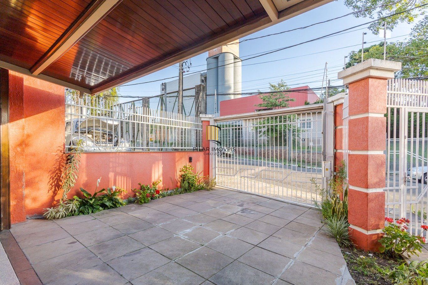 Casa de 297m² no centro de canoas, com 3 quartos, 1 suíte e 3 vagas de garagem.