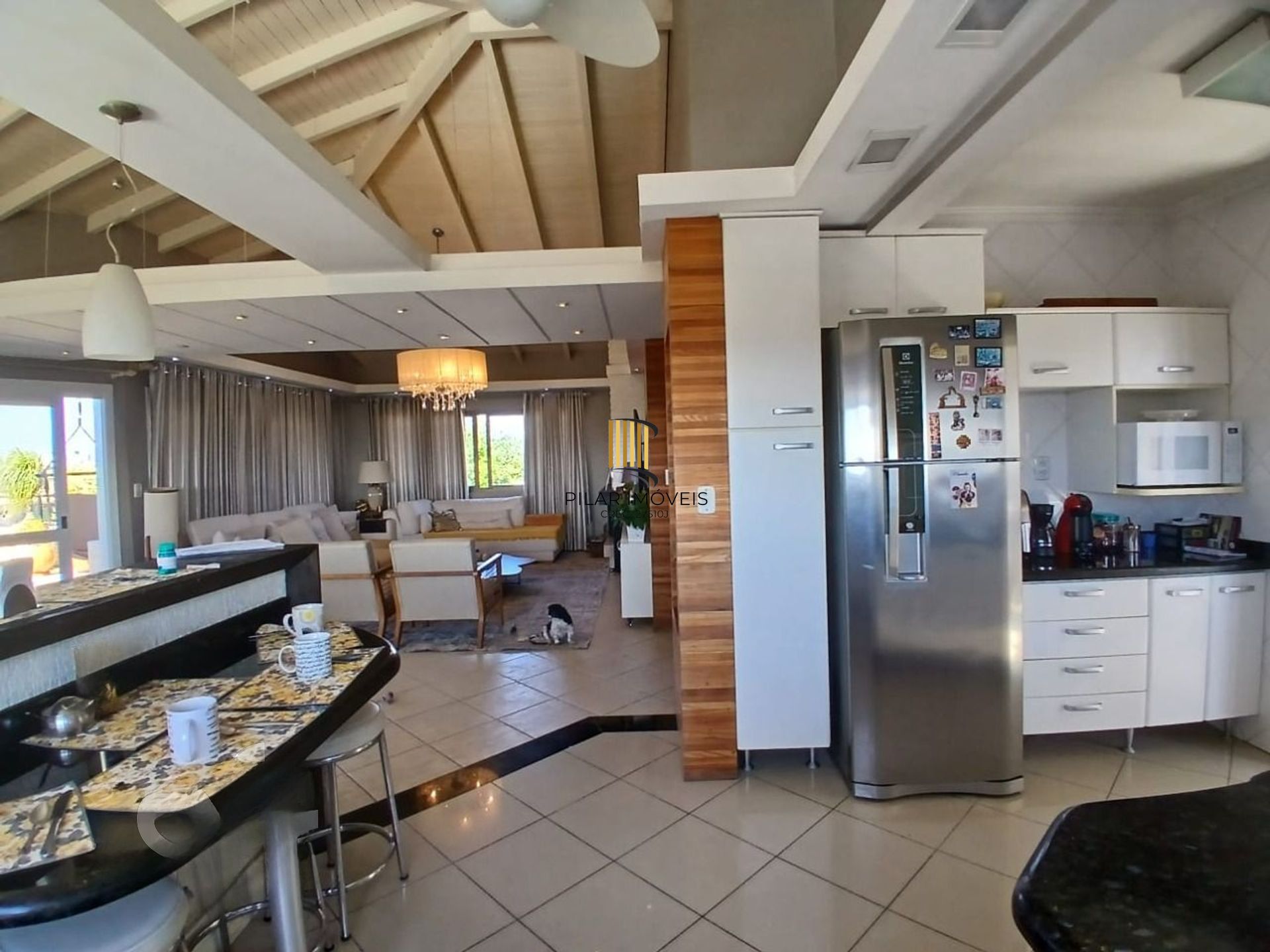 Cobertura com 4 quartos, 1 suíte, 4 vagas e elevador no bairro Igara Canoas.