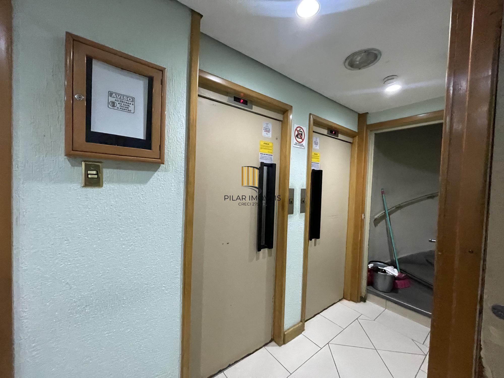 Apartamento 2 dormitórios com dependência 70m2 Moinhos de Vento Av. Cristóvão C
