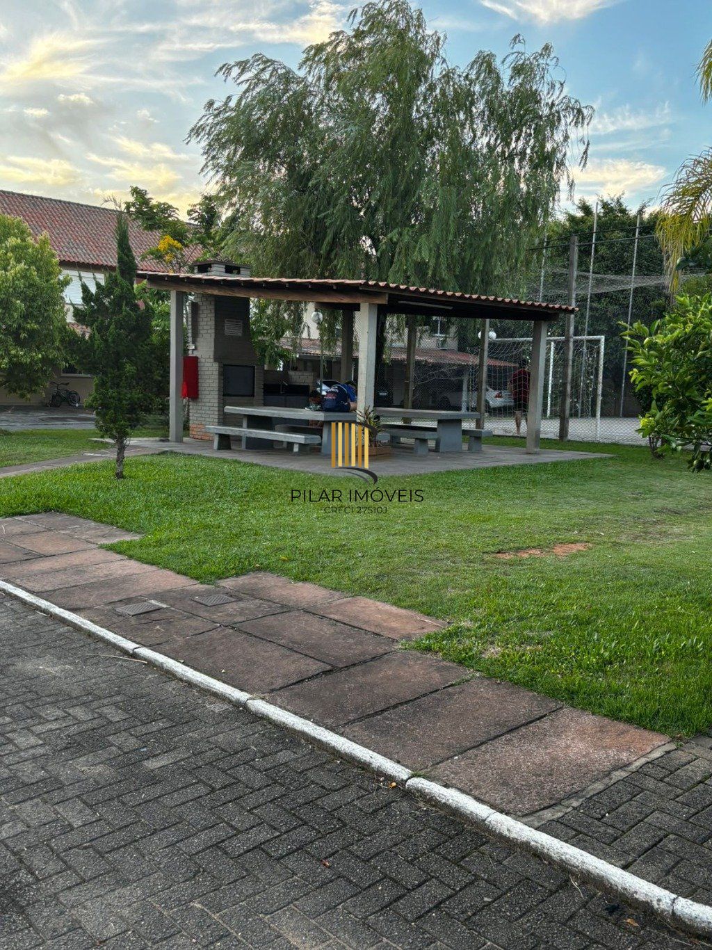 Casa com 2 dormitórios e 2 vagas de garagem em Canoas.