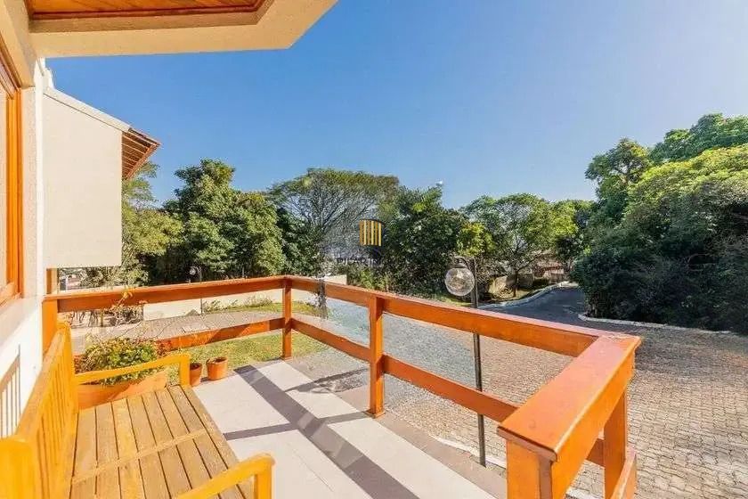Casa em condominio, 3 domitórios, 1 suíte, lareira, churrasqueira e 2 vagas.