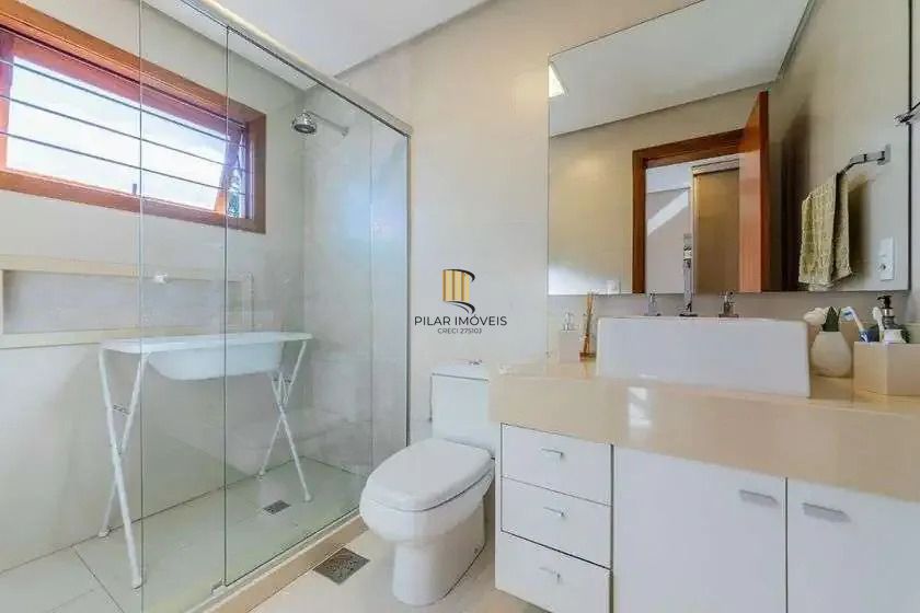 Casa em condominio, 3 domitórios, 1 suíte, lareira, churrasqueira e 2 vagas.