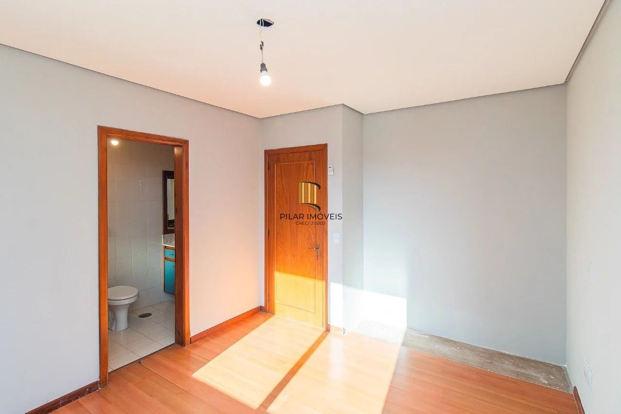 Cobertura de 3 quartos com piscina e 2 vagas no Bairro Mont Serrat.