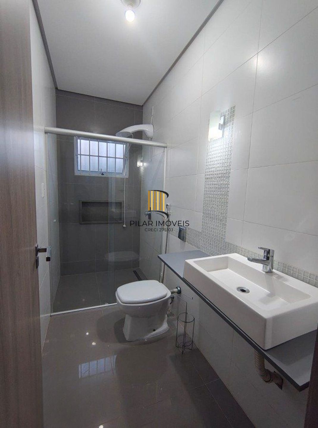 Casa com Lage, 3 dormitórios, 2 vagas de garagem no bairro Guajuviras.