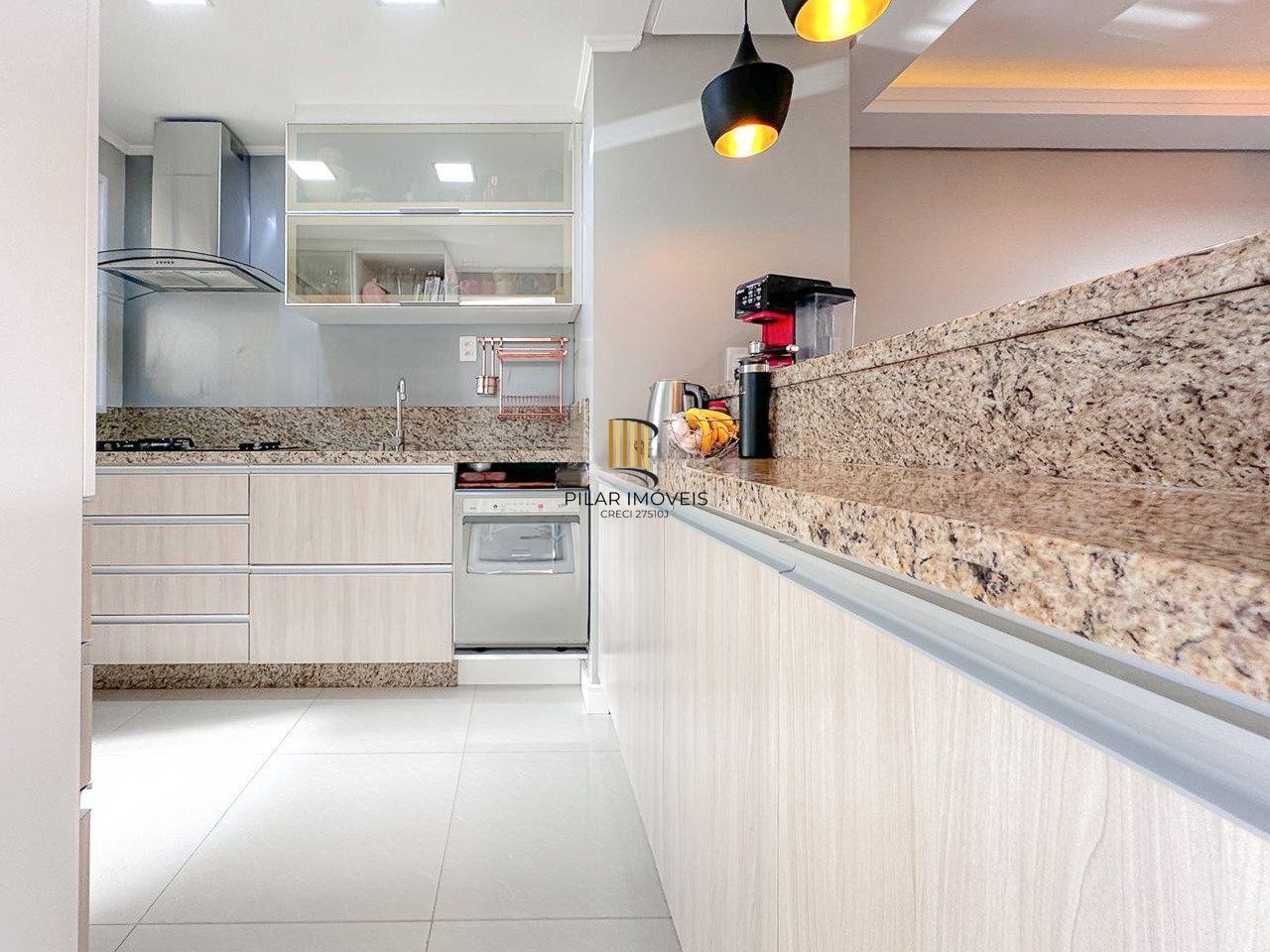 Casa em condomínio com 3 dormitórios e 3 vagas de garagem em Canoas.