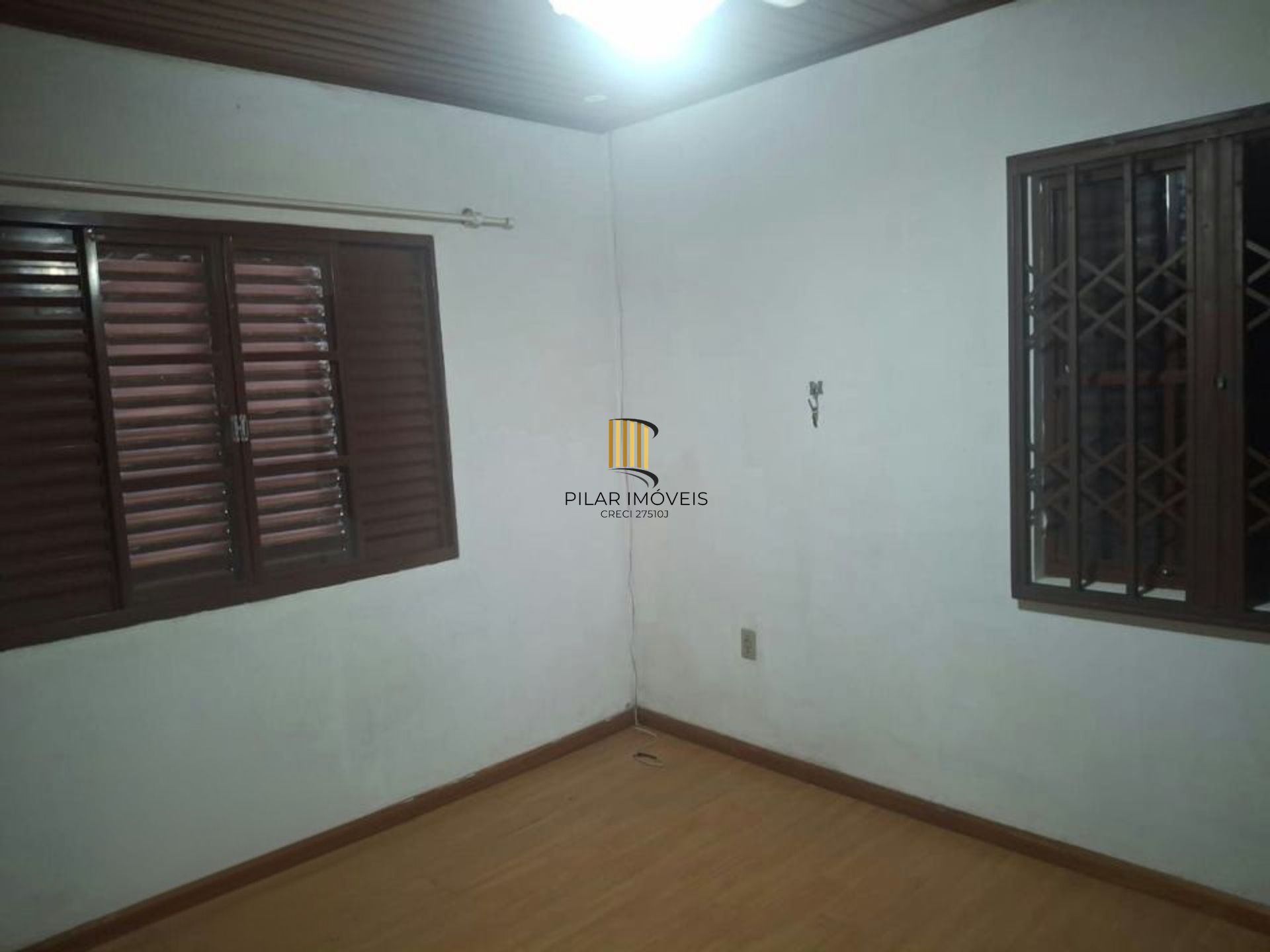 Casa 2 dormitórios com pátio e 3 vagas no Camaquã