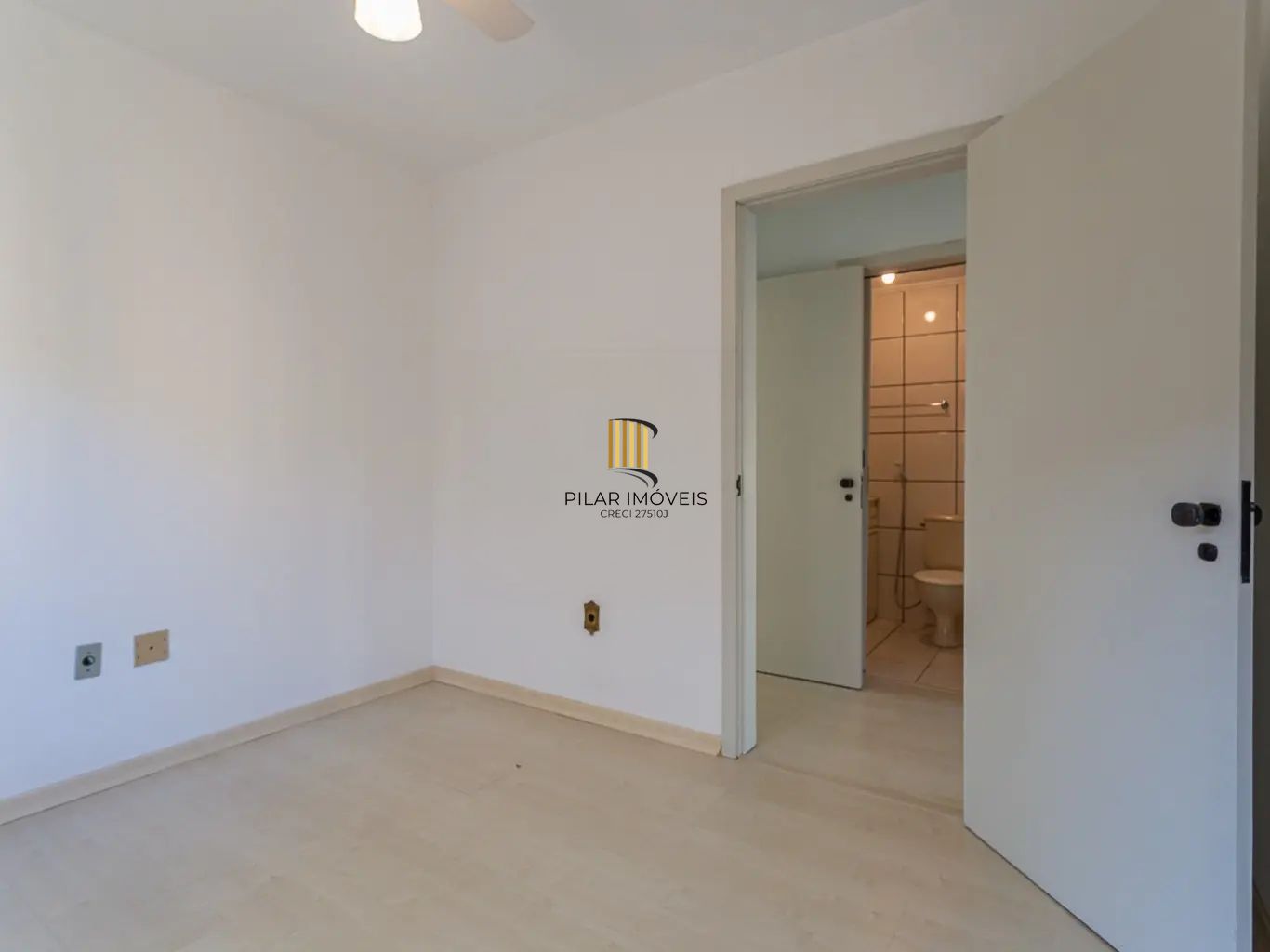 Apartamento com 3 dormitórios e 1 vaga de garagem no bairro Azenha.