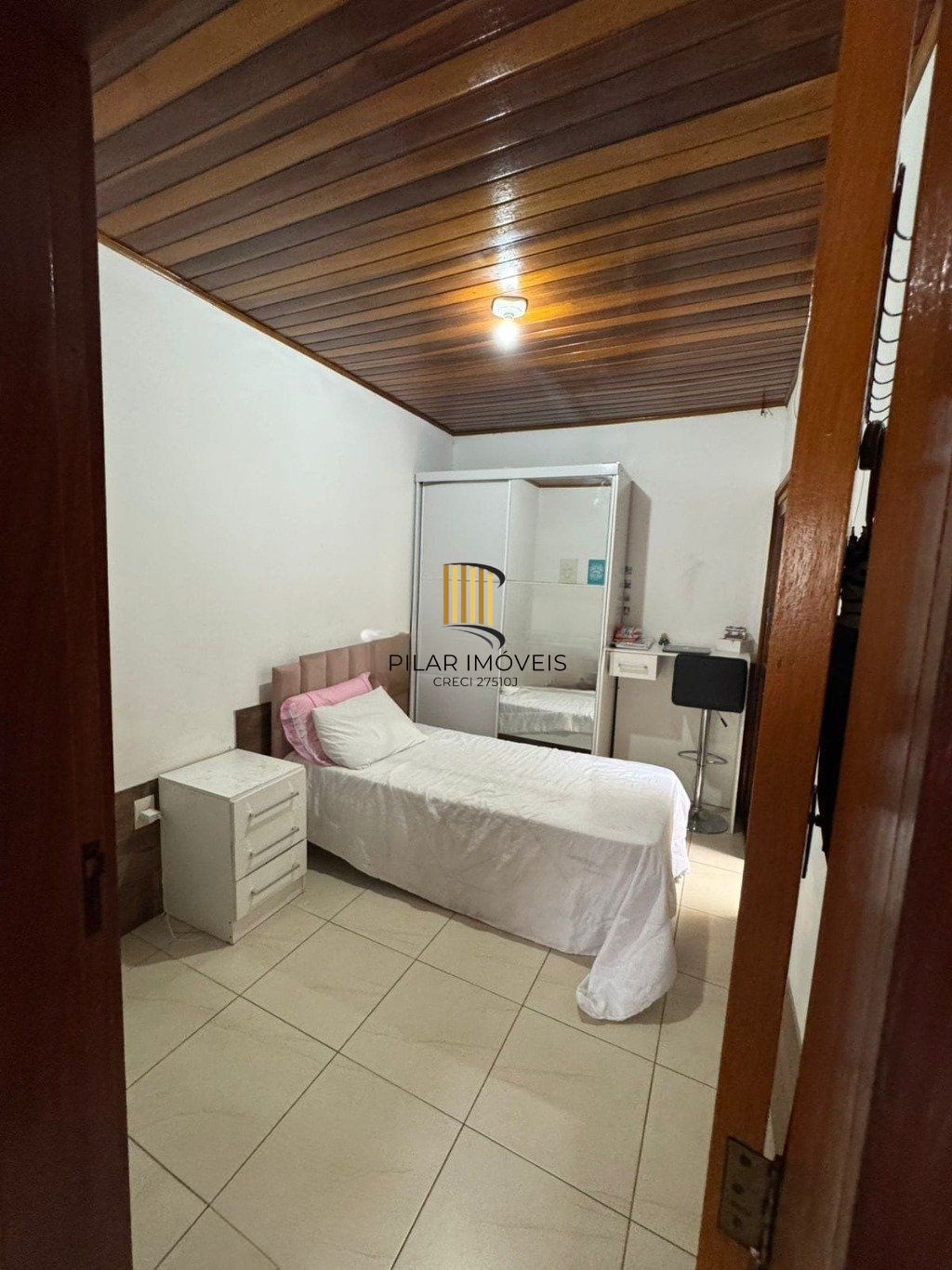 Casa de 4 dormitórios e 2 vagas de garagem no Bairro Monte Carlos Cachoeirinha.