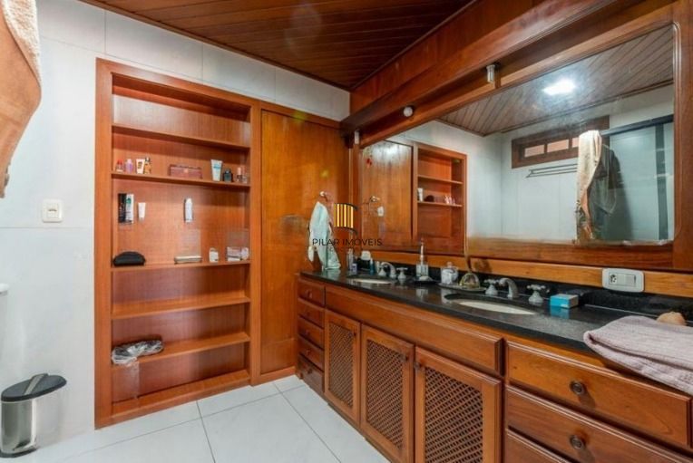 Casa semi mobiliada de 4 quartos e  4 vagas no bairro Chácara das Pedras.