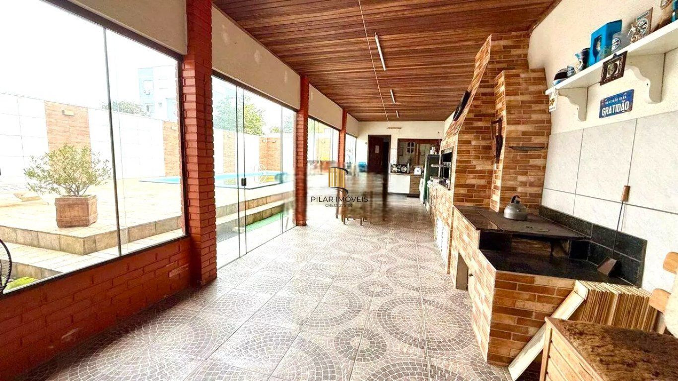 Casa de 3 dormitórios e  com 3 vagas de garagem no bairro City em Cachoeirinha.