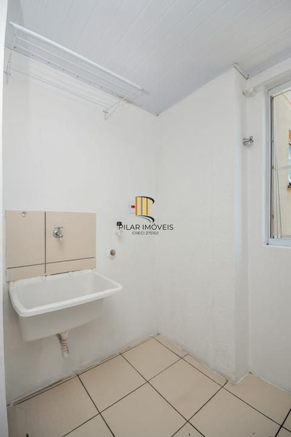 Apartamento térreo de 2 quartos, portaria 24 horas no bairro Glória.