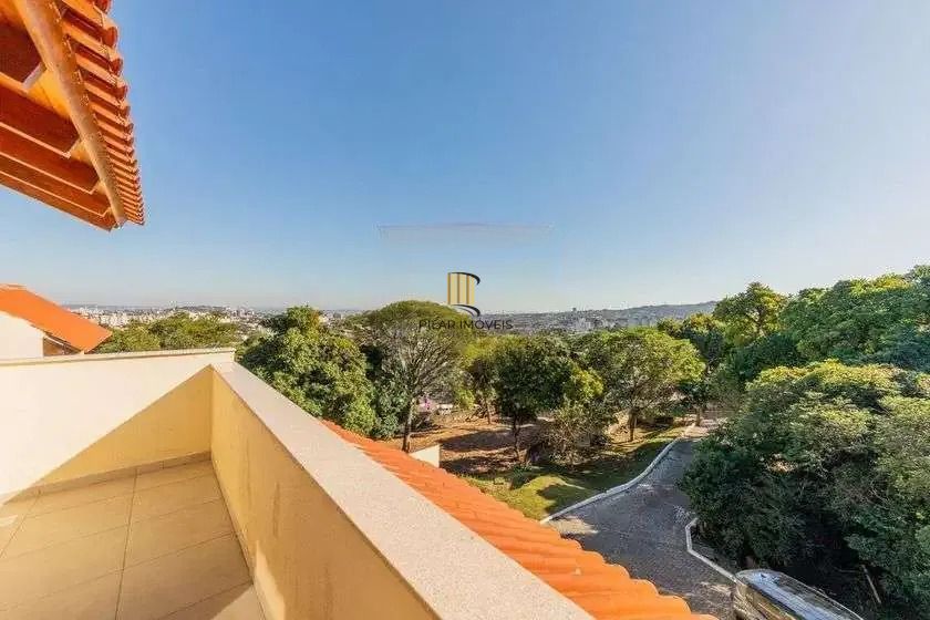 Casa em condominio, 3 domitórios, 1 suíte, lareira, churrasqueira e 2 vagas.