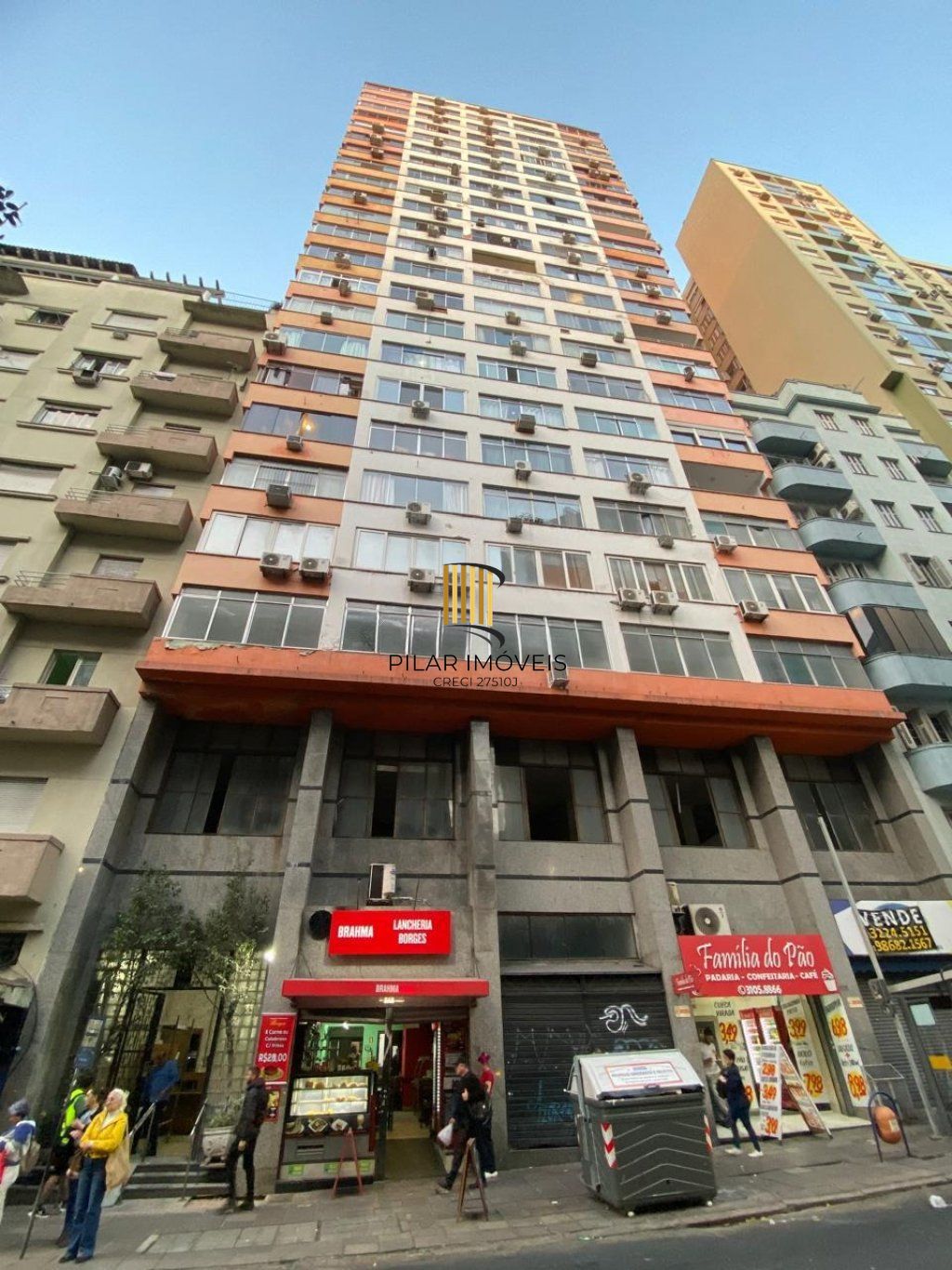 JK mobiliado com sacada e vista na Borges de Medeiros no Centro Historico
