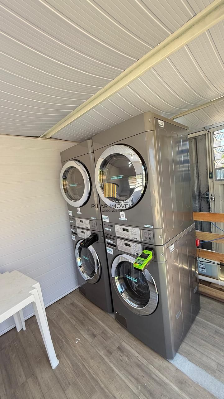 Apartamento semi mobiliado de 2 quartos e 1 vaga no bairro Rubem Berta