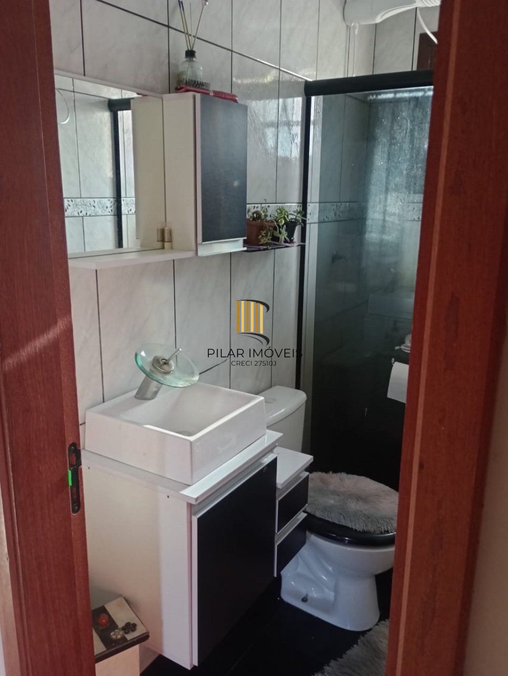 Casa de 2 dormitórios e 1 vaga de garagem em Canoas.