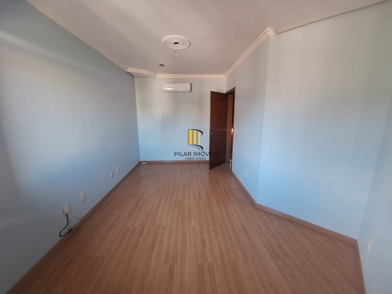 Casa 5 dormitórios, 1 suíte,  piscina e 2 vaga de garagem em Canoas.