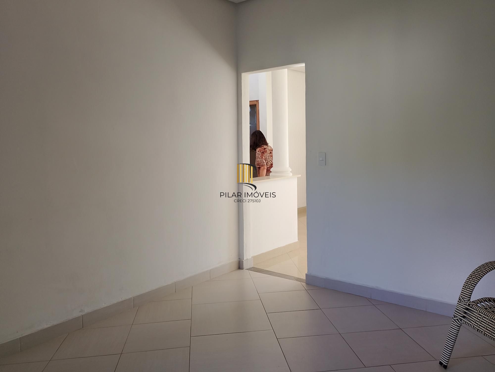 Casa com 3 quartos, 4 vagas de garagem e com pátio no bairro Parque Santa Fé