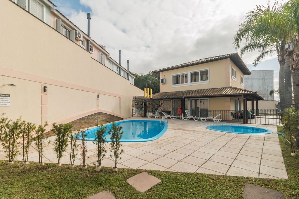 Casa com 2 dormitórios e 1 vaga em condomínio fechado no Bairro Cavalhada.