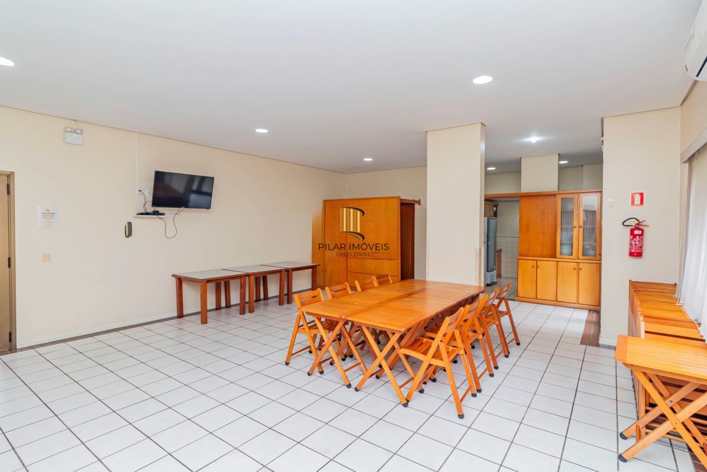 Apartamento com 3 quartos, vaga e elevador no Bairro Menino Deus