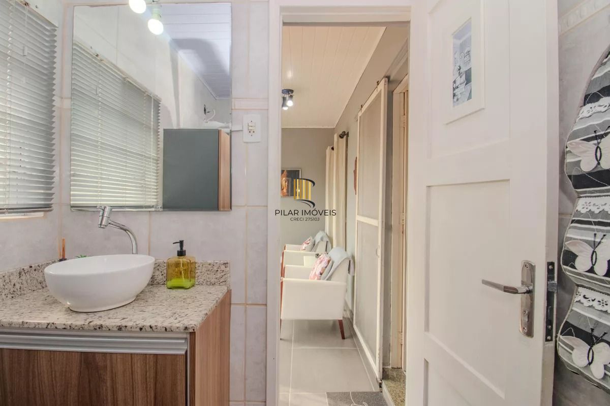 Casa com 1 quarto, churrasqueira e 4 vagas no bairro Sarandi