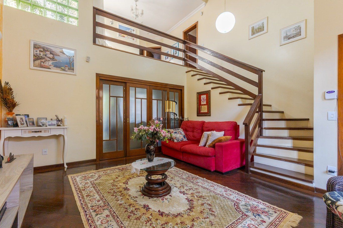 Casa de 297m² no centro de canoas, com 3 quartos, 1 suíte e 3 vagas de garagem.