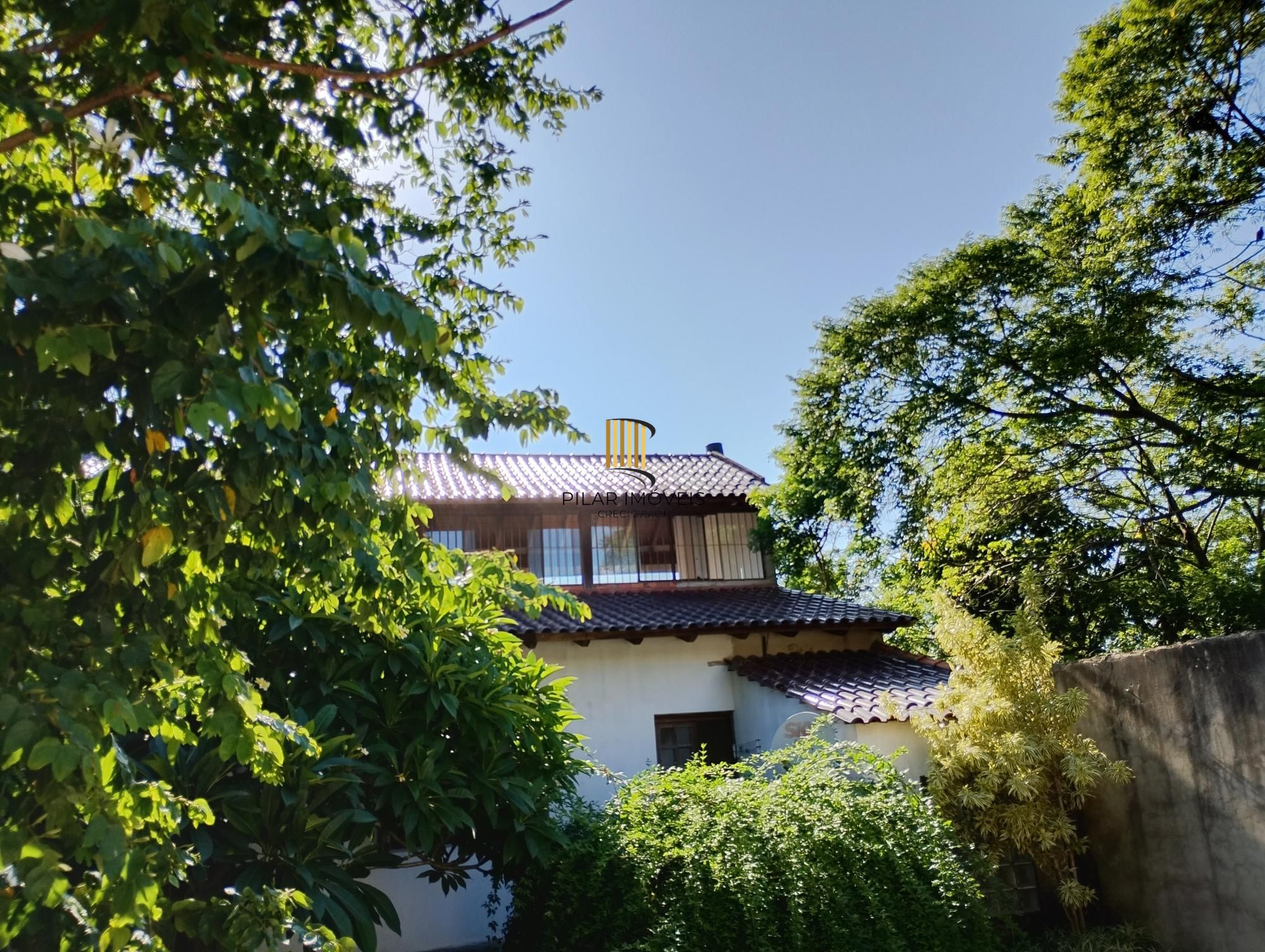 Casa com 3 quartos, 4 vagas de garagem e com pátio no bairro Parque Santa Fé