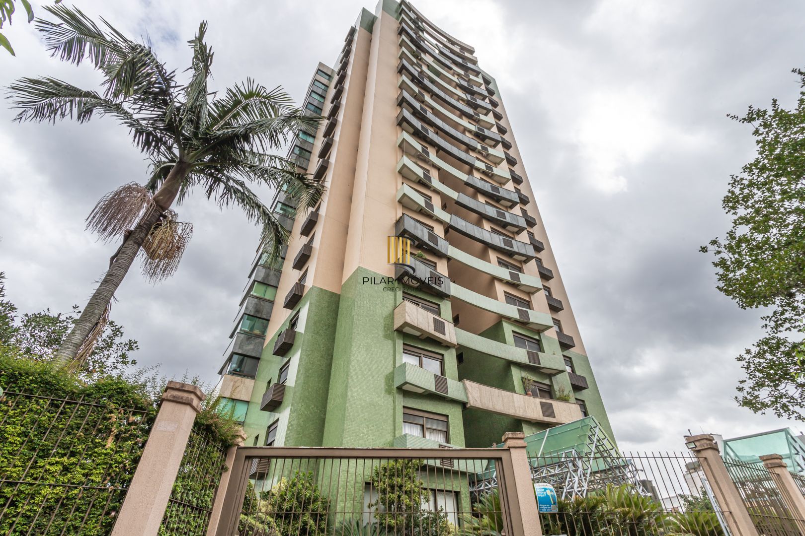 Apartamento de 97m², 2 dormitórios,1suíte, 3 vagas de garagem na rua Guararapes