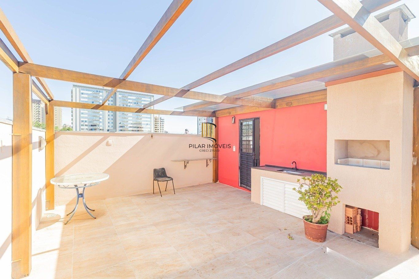 Prédio Comercial á venda com 2 salas e terraço no bairro Menino Deus