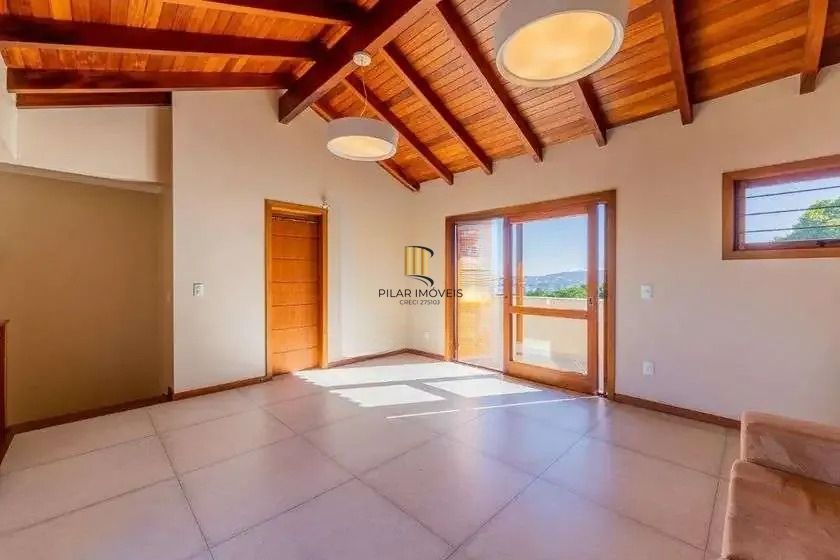 Casa em condominio, 3 domitórios, 1 suíte, lareira, churrasqueira e 2 vagas.