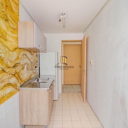 Apartamento 2 dormitórios com Sacada e 1 vaga de garagem na Rua Sadi Castro.