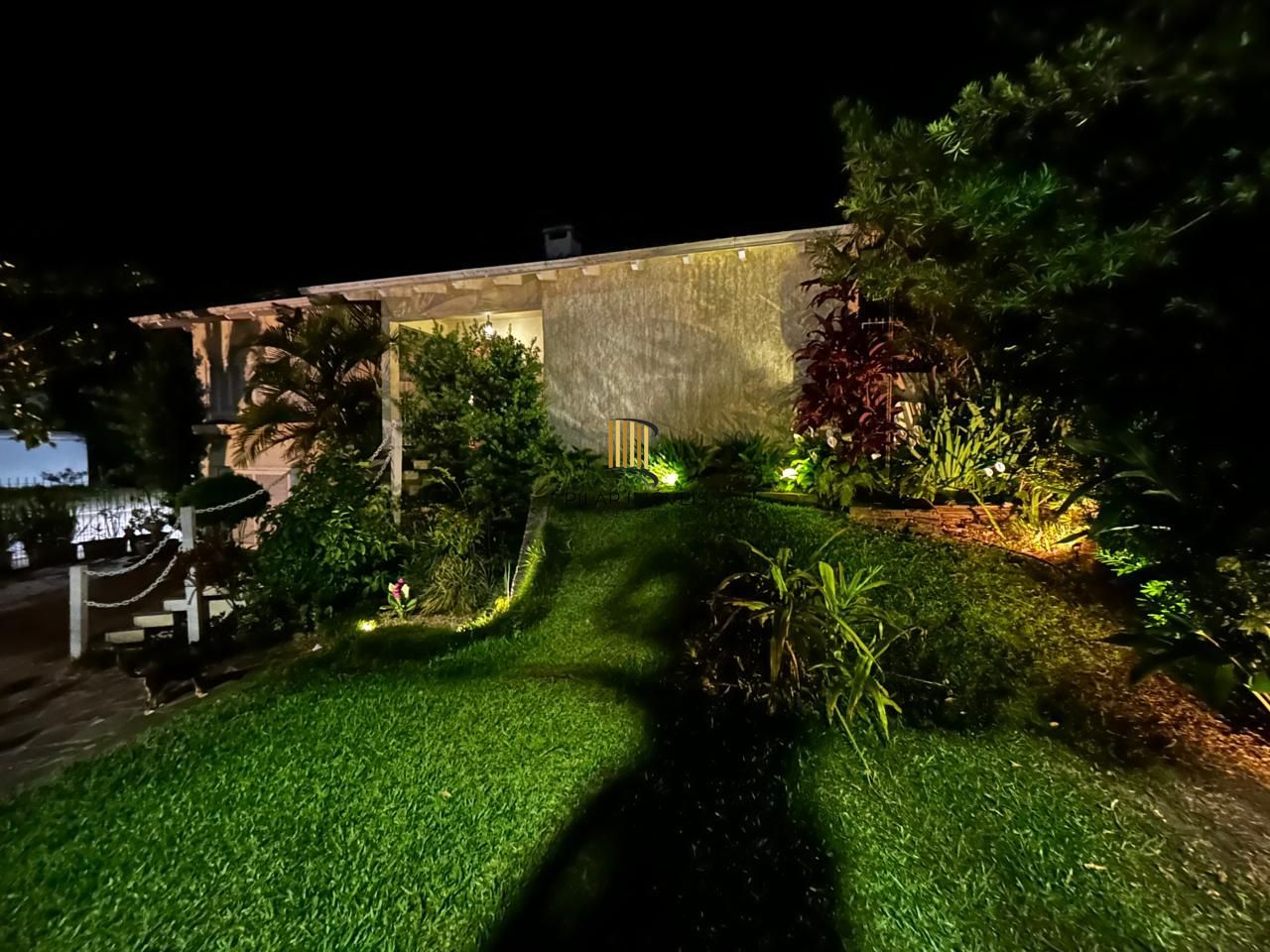 Casa de Esquina com 5 dormitórios com lago ornamental em Taquara