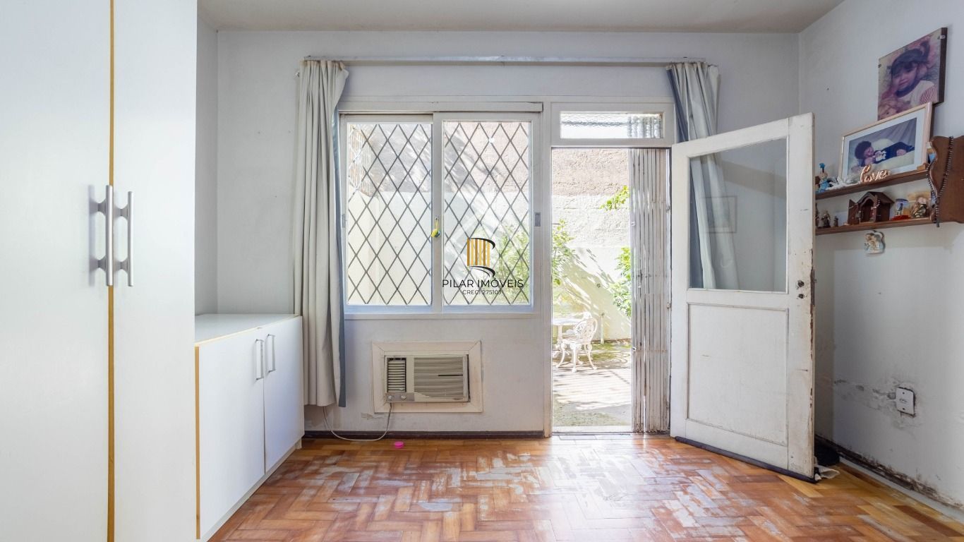 Apartamento térreo com pátio à venda no Bom Fim – 2 dormitórios e dependência