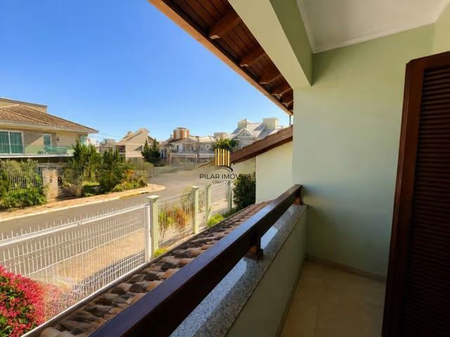 Casa de 3 dormitórios, piscina e 4 vagas de garagem em Canoas.