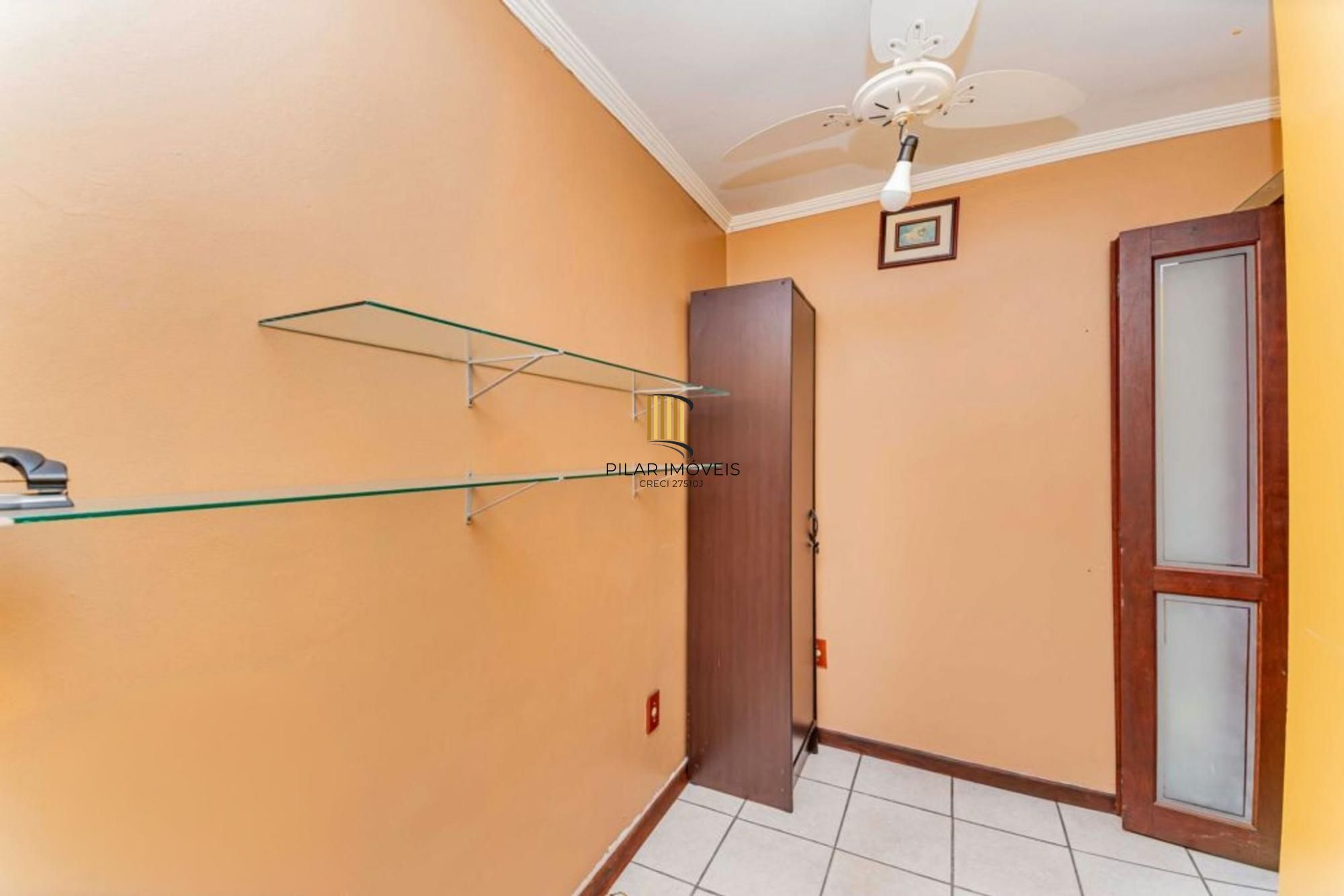 Casa de 3 quartos, churrasqueira, terraço, 2 vagas no bairro Glória.