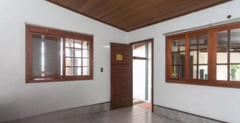 Casa com 3 dormitórios e 2 vagas no Bairro Parque dos Maias