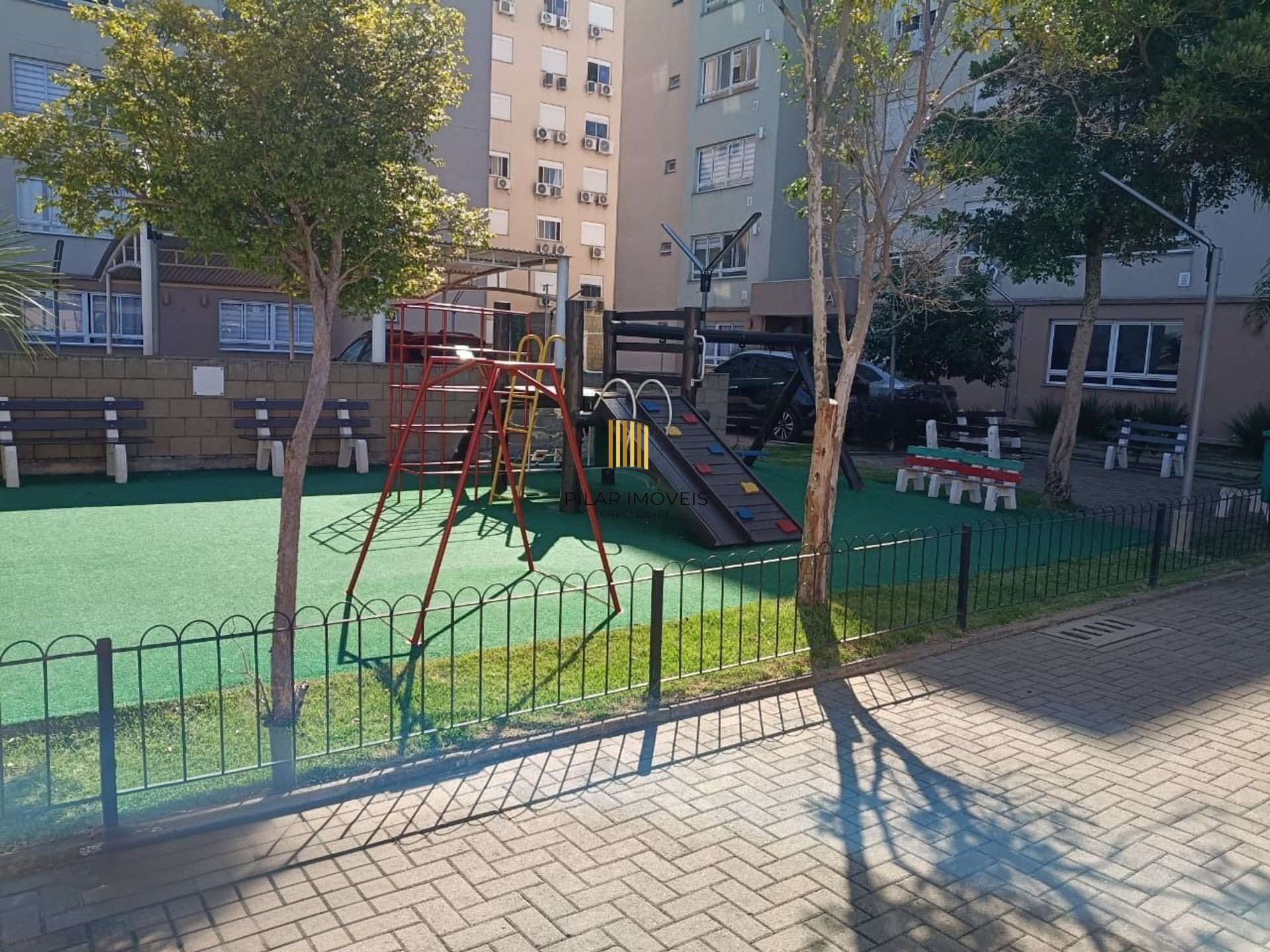 Apartamento de 2 dormitórios, elevador e 1 vaga de garagem.