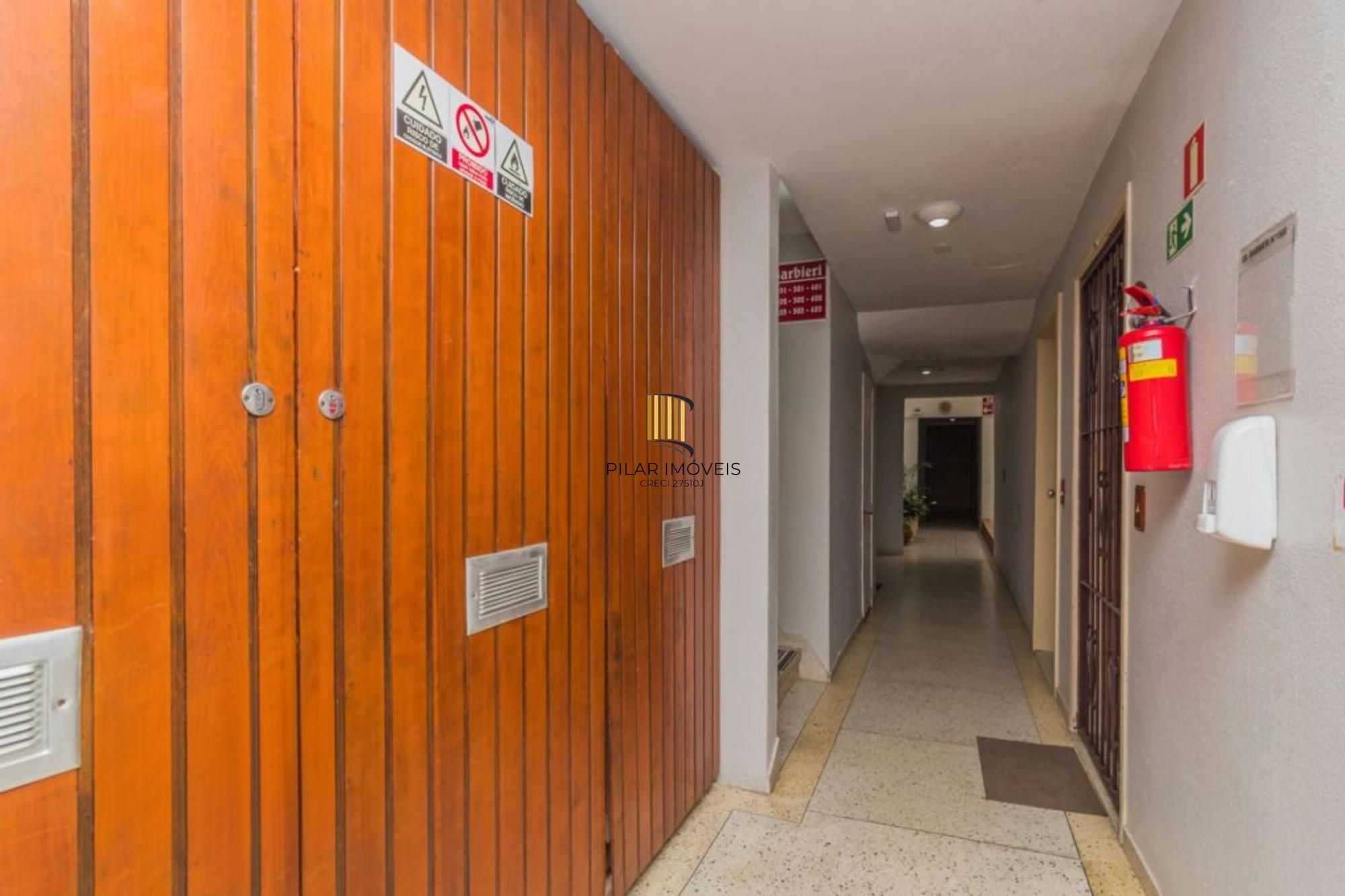 Apartamento com 2 quartos, 2 banheiros e 1 vaga no bairro Azenha.