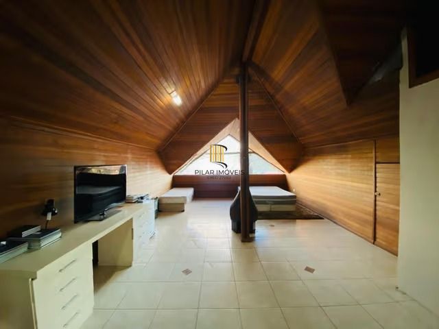 Casa de 3 dormitórios, elevador e 3 vagas de garagem em Canoas.