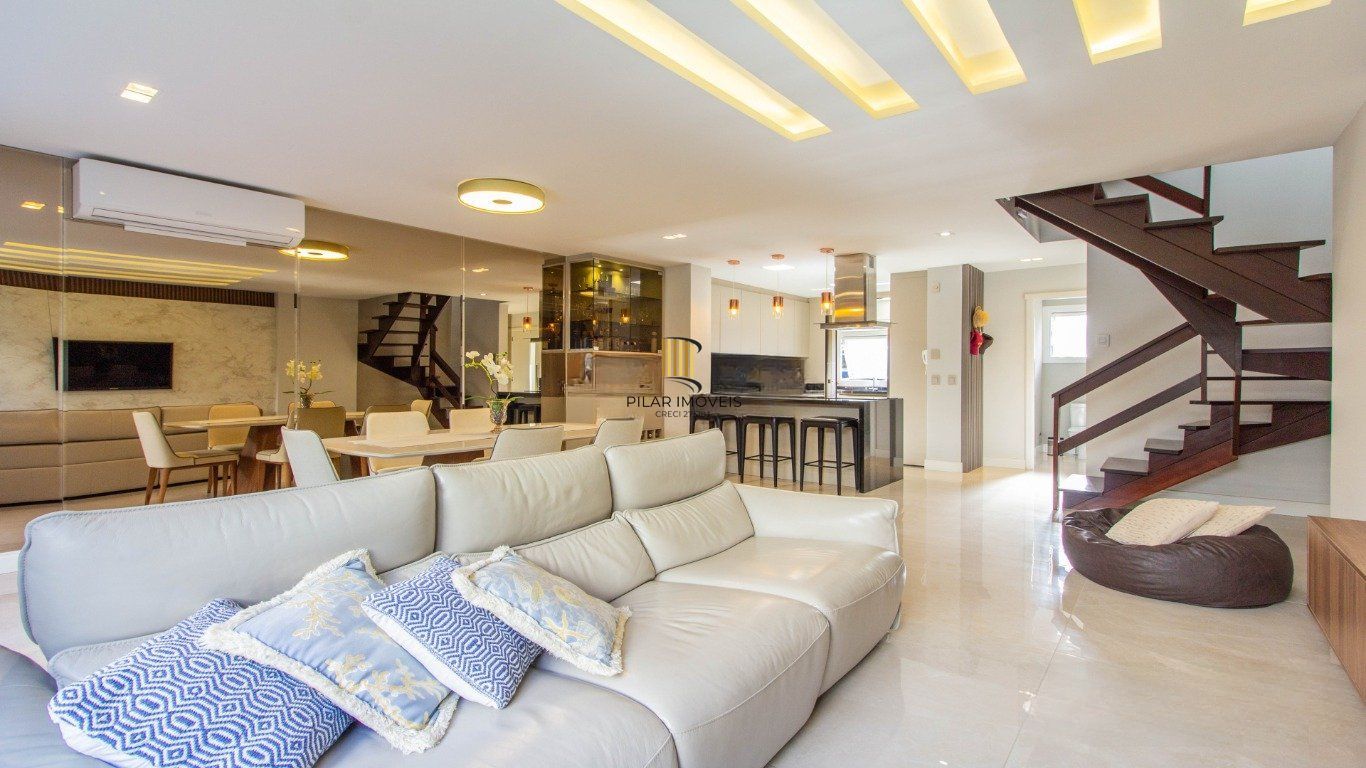 Casa em Condomínio com 3 quartos, 3 suítes, 2 vagas e 195m² no Jardim Carvalho.