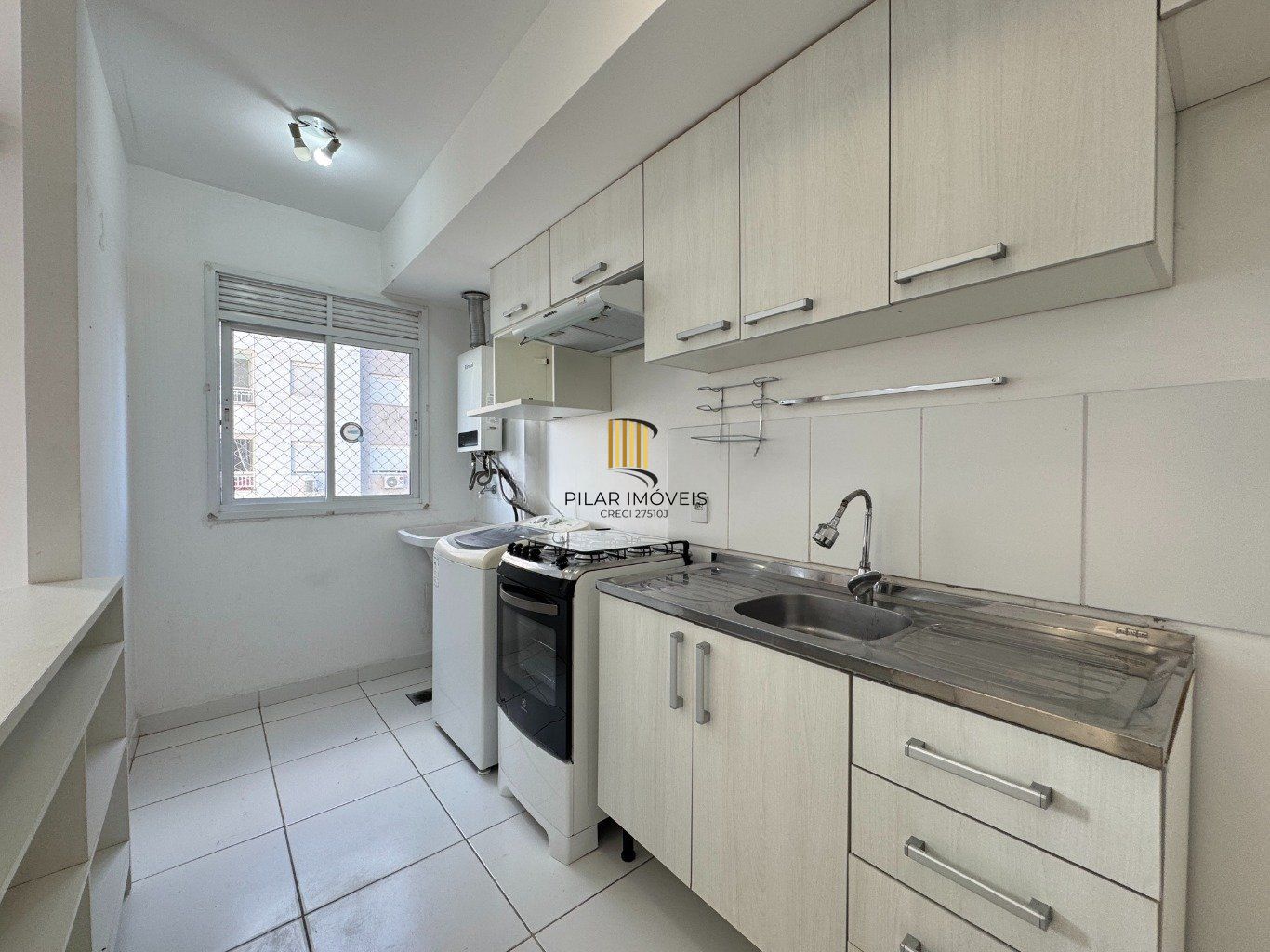 Apartamento de 2 quartos, 1 suíte, elevador e 1 vaga no bairro Humaitá.