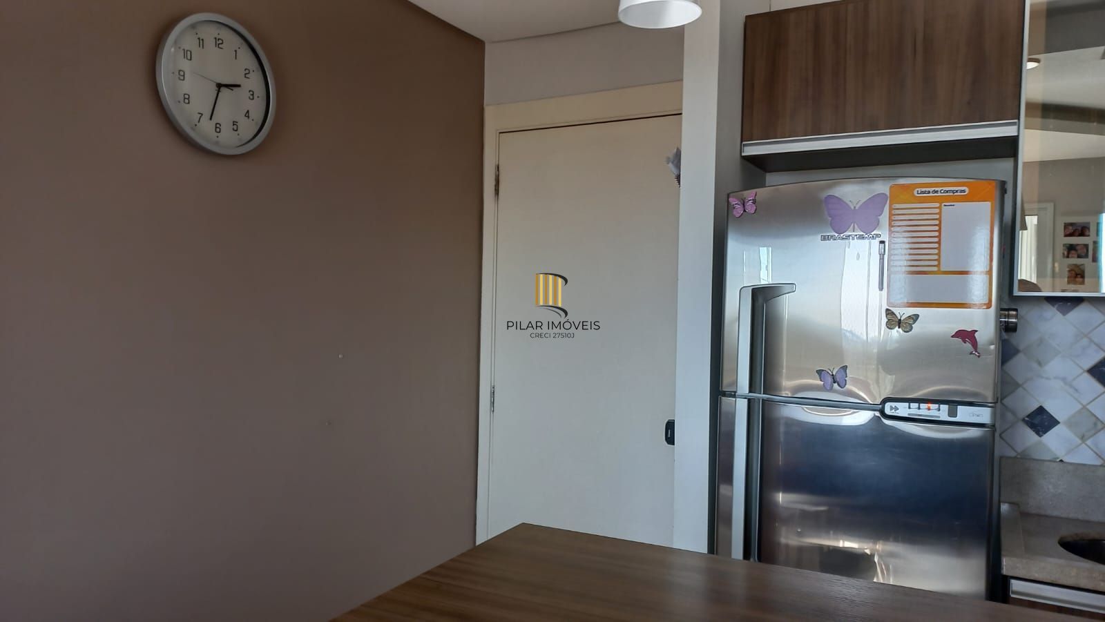 Apartamento com sacada, todo mobiliado de 3 dormitórios com suíte e 2 vagas de garagem.