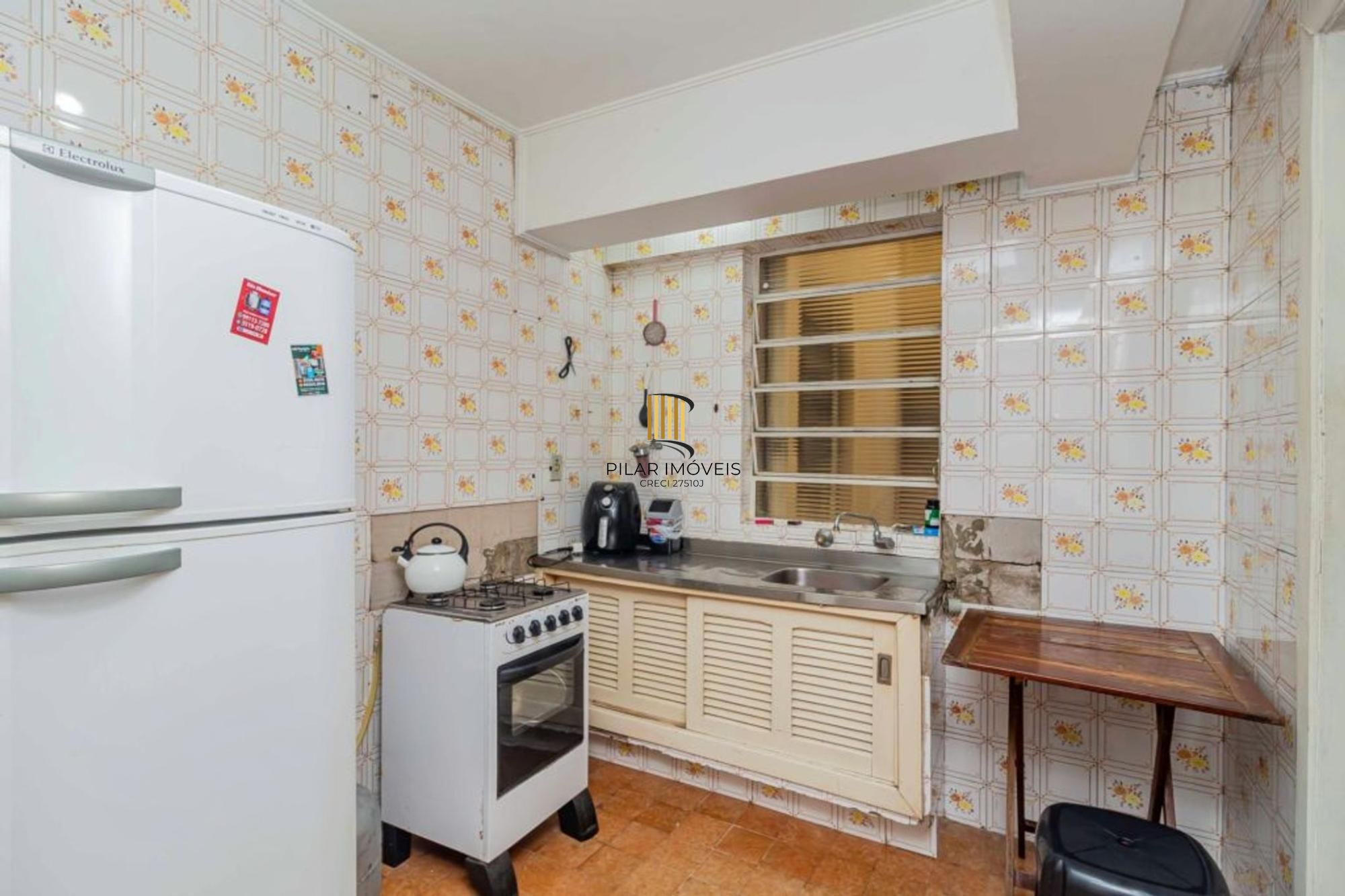 Apartamento com 2 quartos, elevador semi mobiliado no bairro Floresta.