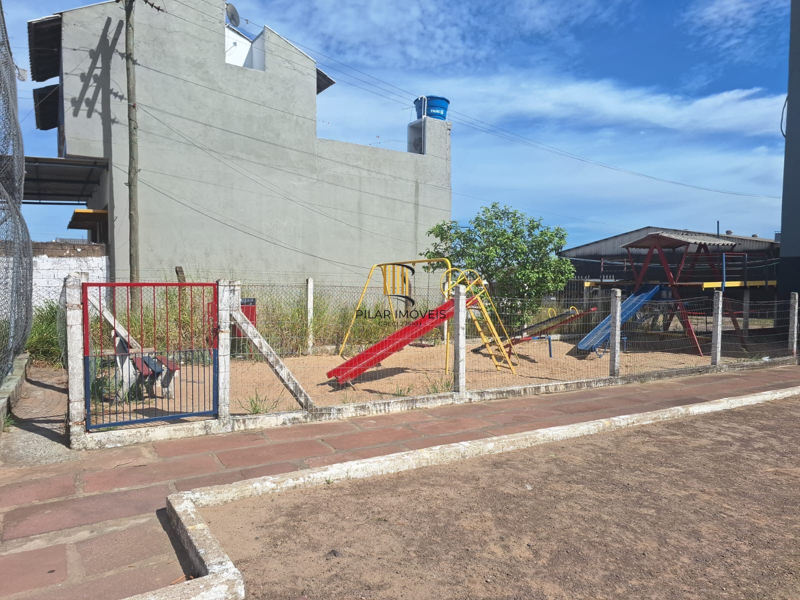 Apartamento 2 dormitórios 1 vaga de garagem no Bairro Maria Regina Alvorada