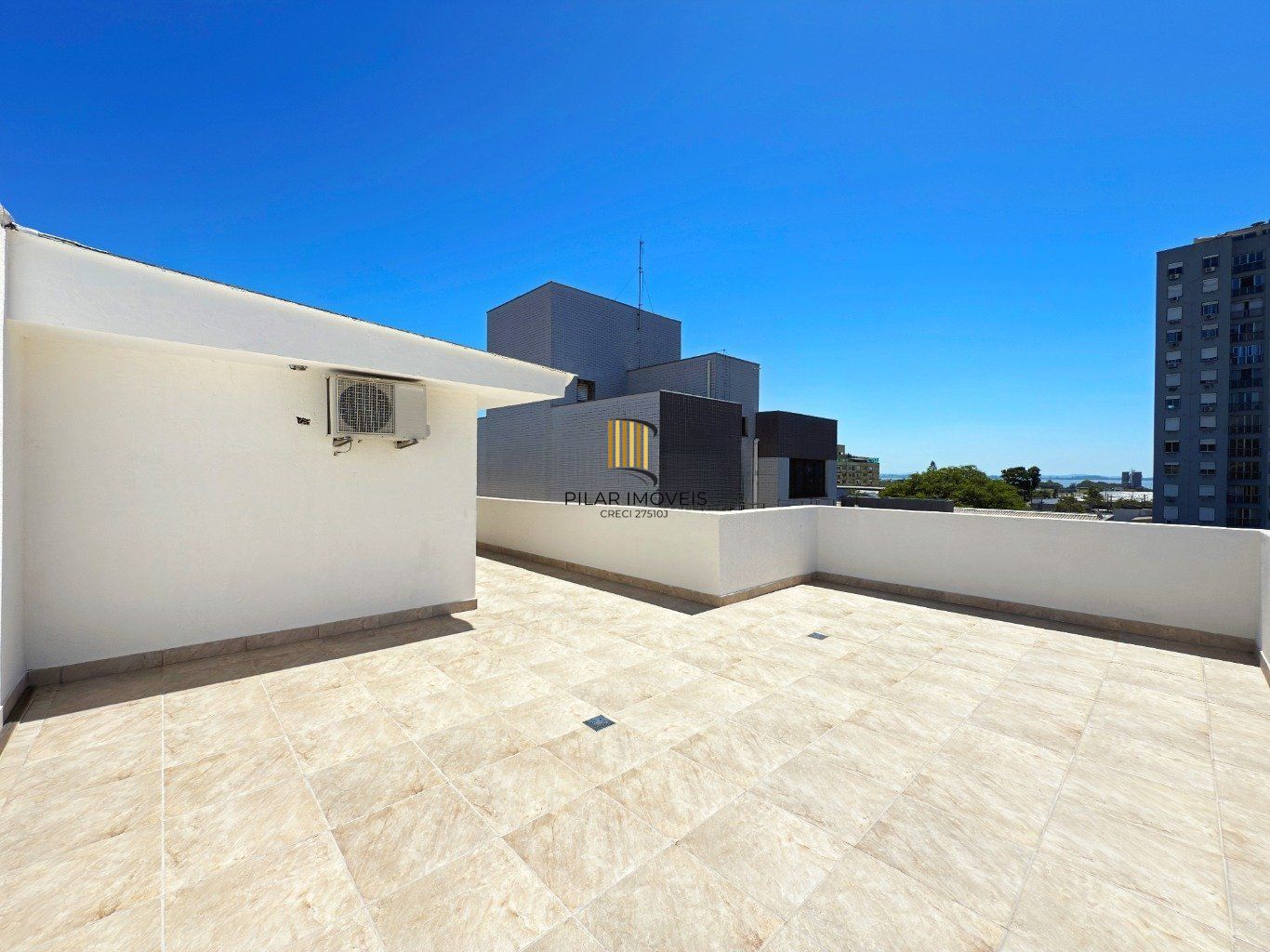 Cobertura com 2 quartos, vaga, elevador e churrasqueira  no bairro Cristal.